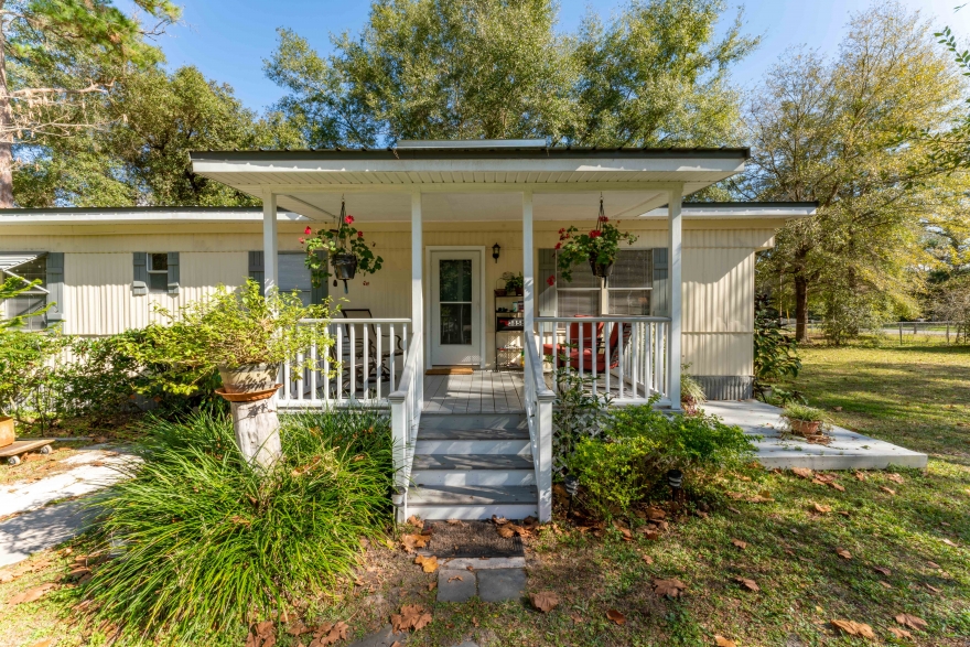 Heart of Middleburg just outside of the Historic District!