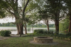 Relaxing Designs For Your Lakefront Backyard