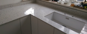 Undermount sink and a set of 5 drainer grooves on Compac quartz Venecia 20mm by MKW Surfaces in London