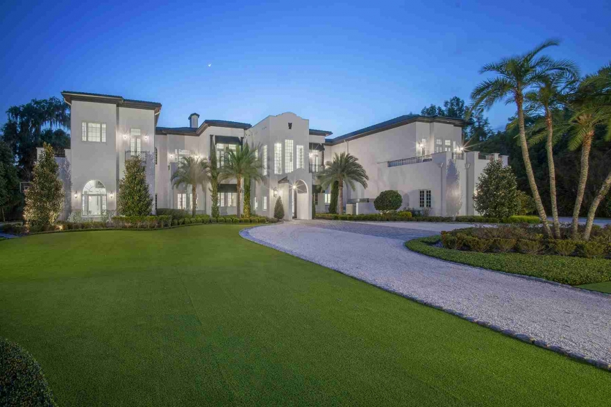 LUXURIOUS LAKEFRONT ESTATE SELLS FOR $10.65 MILLION